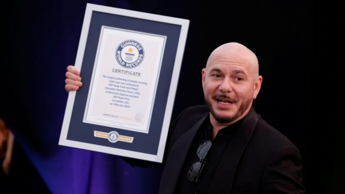 Más de 22 mil fanáticos con cabezas calvas postizas se unieron a Pitbull en un memorable concierto en Londres.
