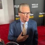 Bill Maher es homenajeado con el mayor reconocimiento al humor en una gala especial que se transmitirá por Netflix.