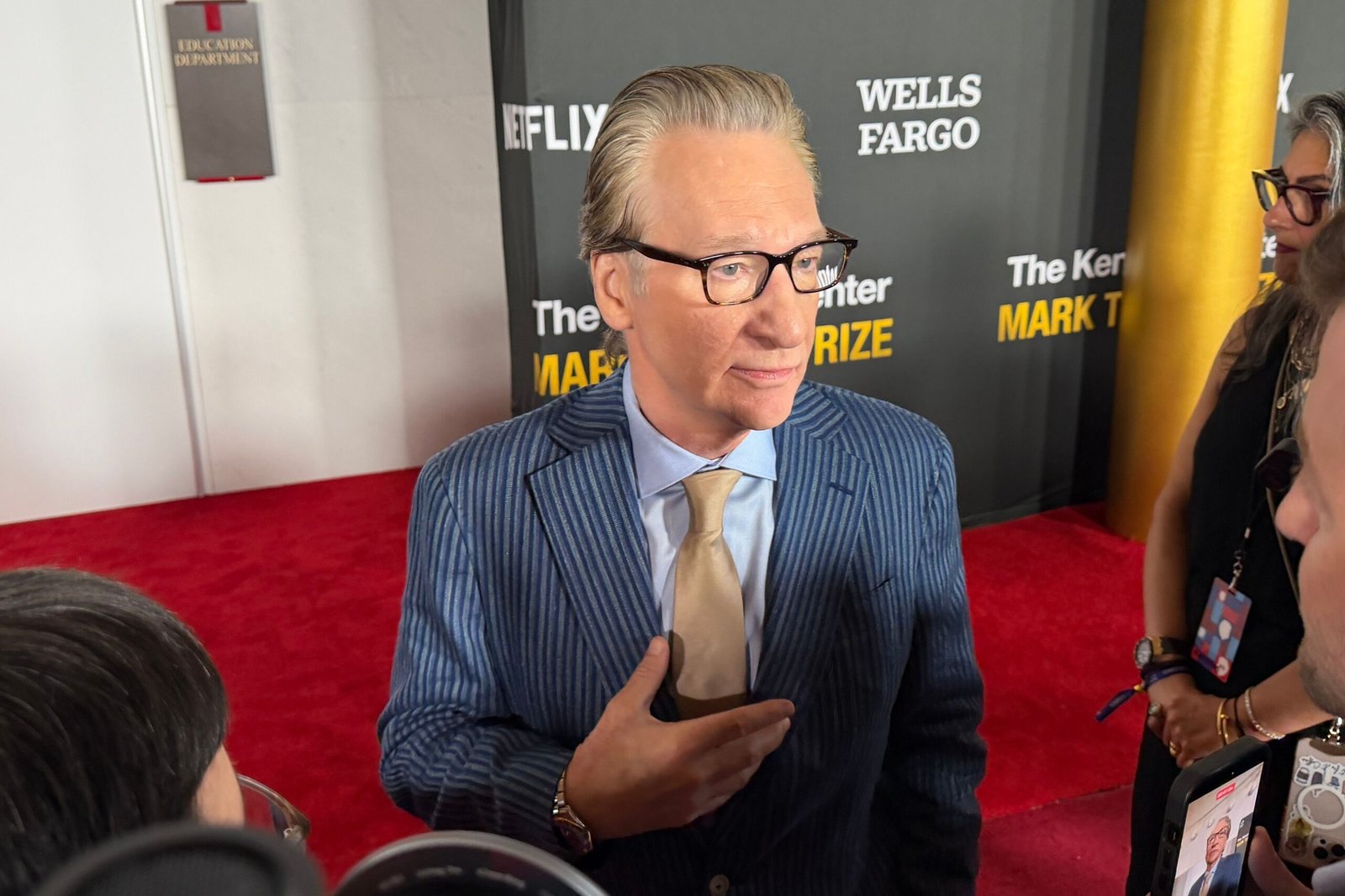 Bill Maher es homenajeado con el mayor reconocimiento al humor en una gala especial que se transmitirá por Netflix.