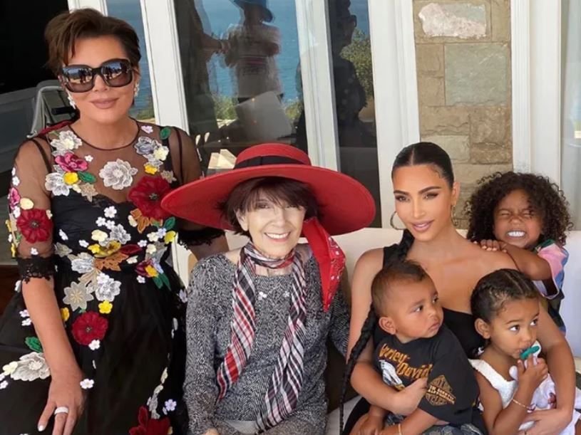 Mary Jo, madre de Kris Jenner y figura clave en la familia Kardashian-Jenner, fallece a los 91 años dejando un legado.
