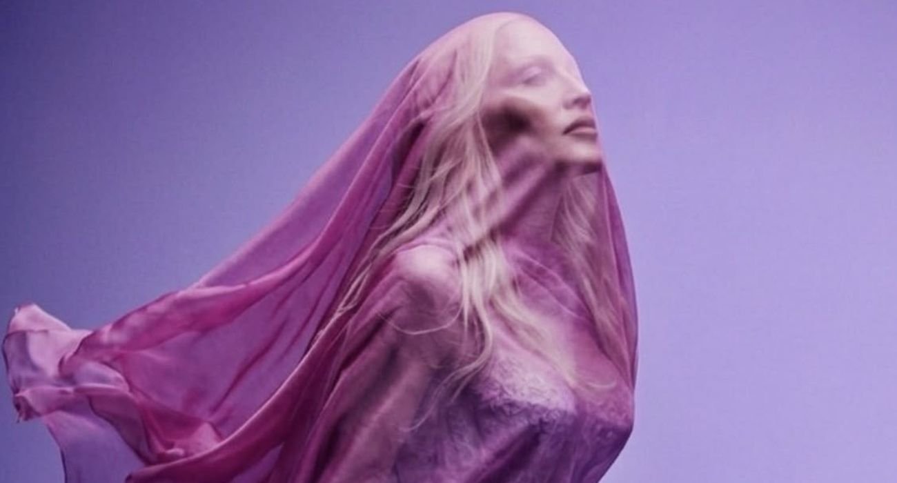 El nuevo álbum de Madonna revela sus luchas internas y momentos difíciles en su vida personal, incluyendo el dolorosa pérdida de su madrastra.