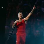 La estrella del pop, Robbie Williams, bromea sobre las especulaciones de cocaína en su nuevo video viral.