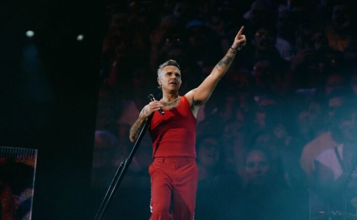 La estrella del pop, Robbie Williams, bromea sobre las especulaciones de cocaína en su nuevo video viral.