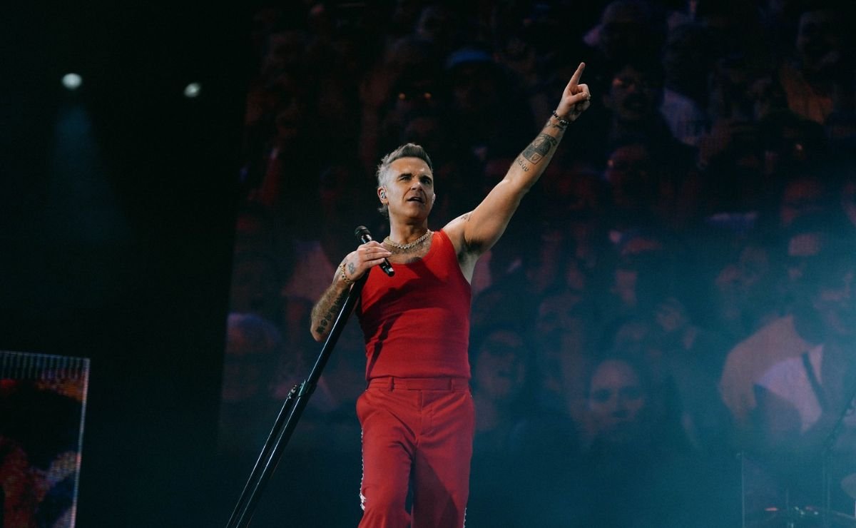 La estrella del pop, Robbie Williams, bromea sobre las especulaciones de cocaína en su nuevo video viral.