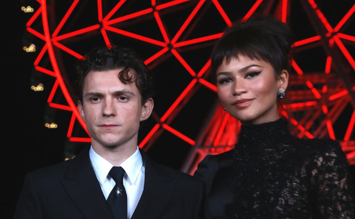 Los actores Tom Holland y Zendaya llegan a la CDMX para lanzar Spider-Man Un nuevo día, cautivando a los fans.
