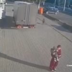 Un trágico accidente en Tamaulipas involucra a madre y bebé tras ser atropellados por un camión en reversa.