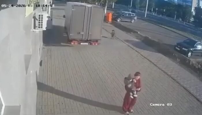 Un trágico accidente en Tamaulipas involucra a madre y bebé tras ser atropellados por un camión en reversa.