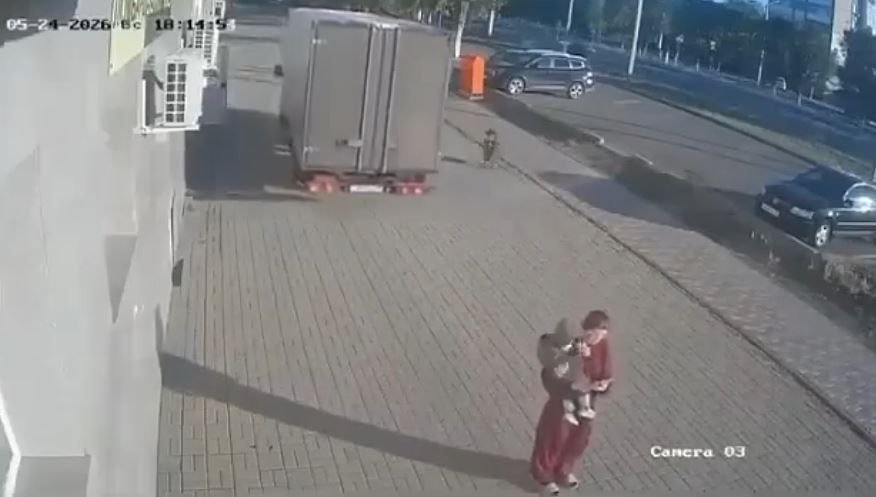 Un trágico accidente en Tamaulipas involucra a madre y bebé tras ser atropellados por un camión en reversa.