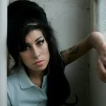 El padre de Amy Winehouse, Mitch, enfrenta una ruina económica tras perder una demanda relacionada con bienes de su hija.