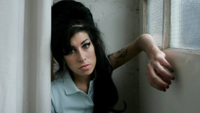El padre de Amy Winehouse, Mitch, enfrenta una ruina económica tras perder una demanda relacionada con bienes de su hija.