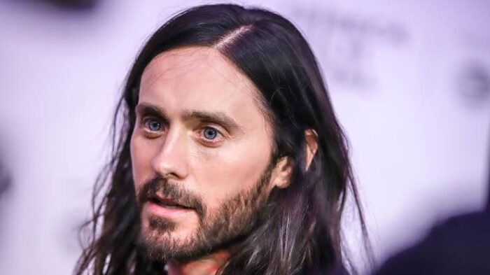 Un polémico documental revela acusaciones de conductas inapropiadas por parte de Jared Leto, incluyendo denuncias contra menores.