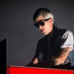 DJ Kavinsky, reconocido por su música en Drive, ha fallecido. Descubre más sobre su trayectoria y legado musical.