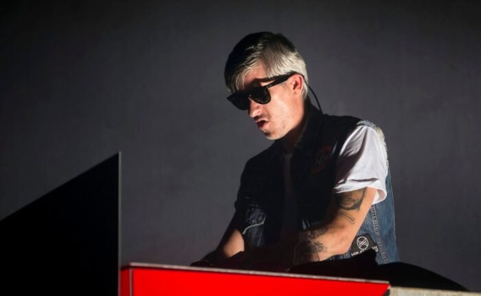 DJ Kavinsky, reconocido por su música en Drive, ha fallecido. Descubre más sobre su trayectoria y legado musical.