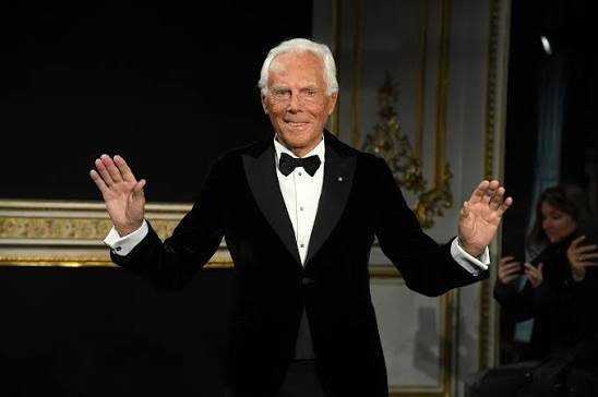 Pronto se emitirá una serie sobre Giorgio Armani, explorando su vida y legado en el mundo de la moda.